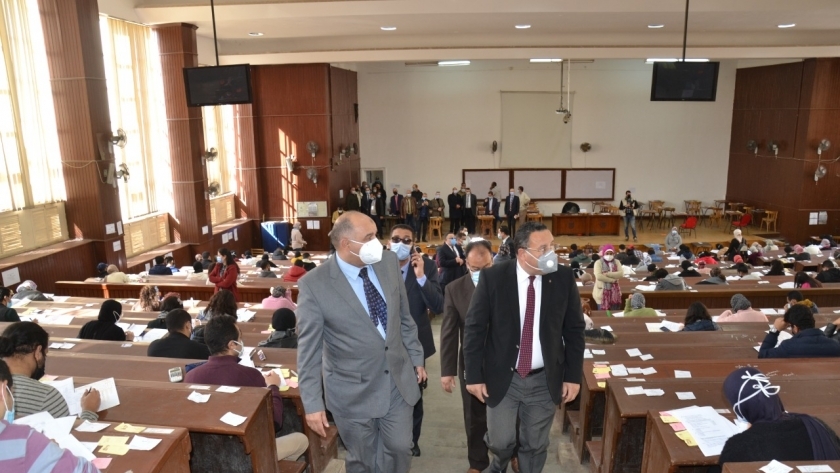 رئيس جامعة الإسكندرية يتفقد لجان الامتحانات في أول يوم