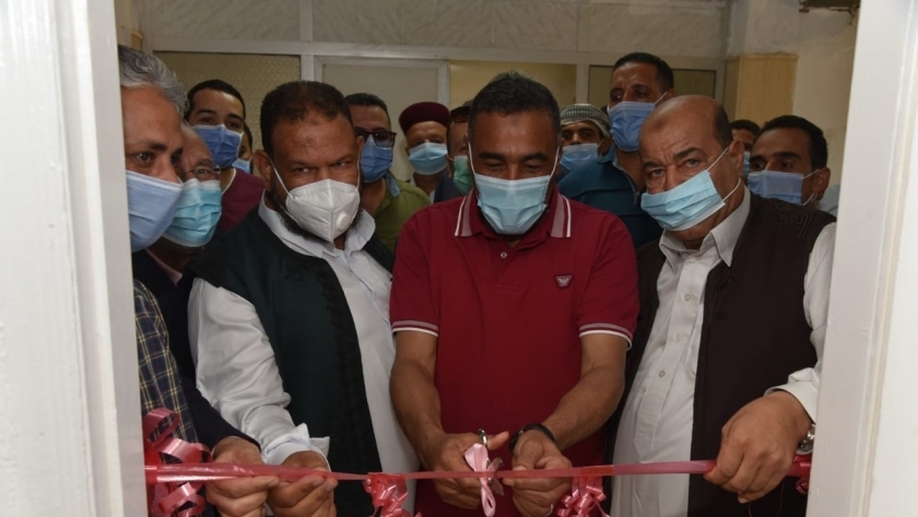 محافظ مطروح خلال افتتاح مدرسة التمريض بنين بسيوة