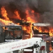 بالصور| حريق ضخم يلتهم 35 أتوبيسا قرب تل أبيب