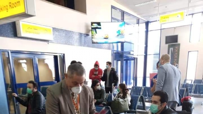 مطار القاهرة الدولي يستقبل رحلة العائدين من مرسى علم بعد انتهاء الحجر الصحي