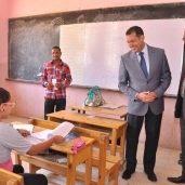 محافظ أسيوط يتفقد لجان امتحانات الشهادة الابتدائية