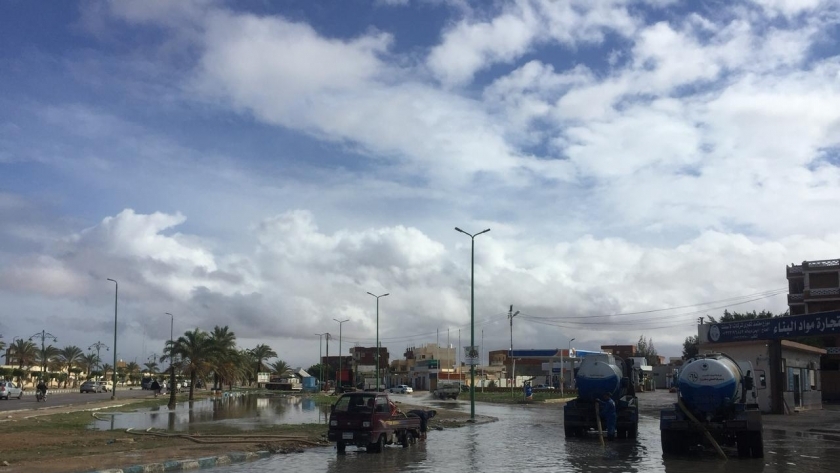 جانب من إنتشال مياه الأمطار خلال تجمعها بجوار بمدينة مرسى مطروح
