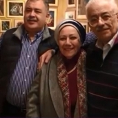 طارق شوقي ووالته وشقيقه
