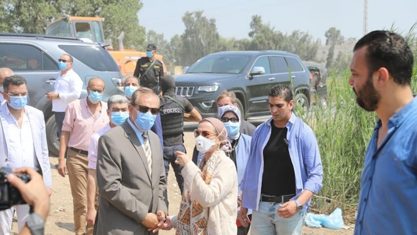 وزيرة البيئة ومحافظ كفر الشيخ  يتفقدان مراكز تجميع قش الأرز