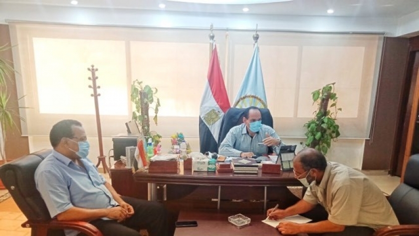 رئيس مجلس مدينة مرسى مطروح خلال اجتماعه مع رؤساء القرى