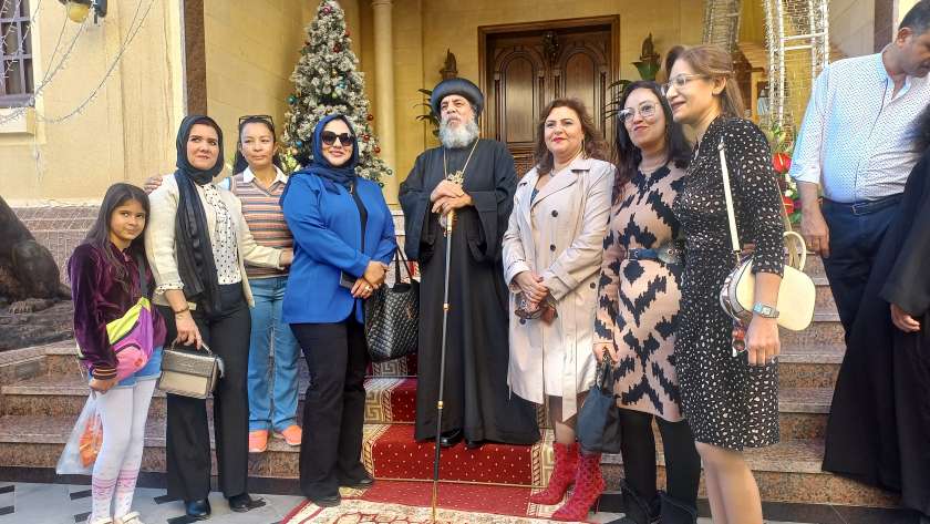 سيدات شرم الشيخ أمام كنيسة السمائيين