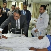 وزير الصحة خلال كشفع على أحد المرضى