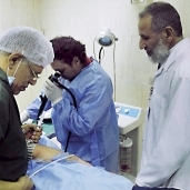 الأطباءالمتطوعون خلال الكشف على الضحايا