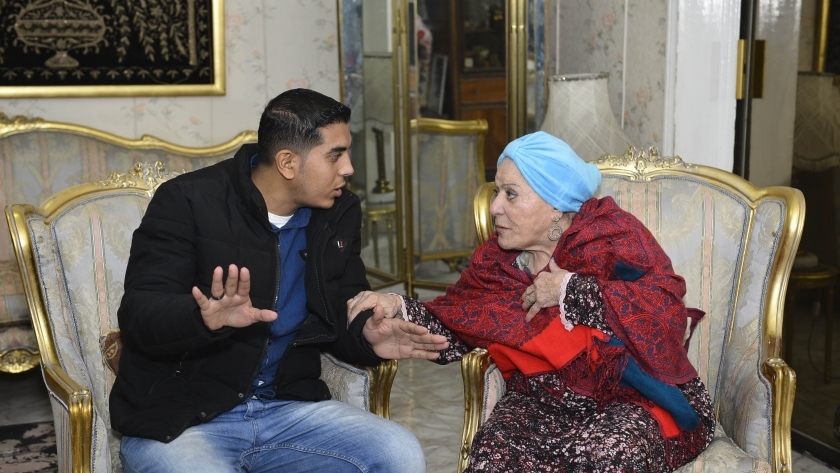 عايدة عبدالعزيز مع محرر "الوطن"