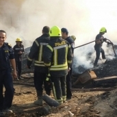 رجال الحماية المدنية أثناء إخماد الحريق
