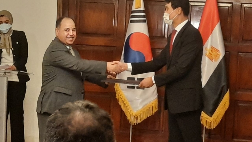 الدكتور محمد معيط عقب منحه وسام استحقاق الخدمة الدبلوماسية من الطبقة الأولى من رئيس كوريا الجنوبية