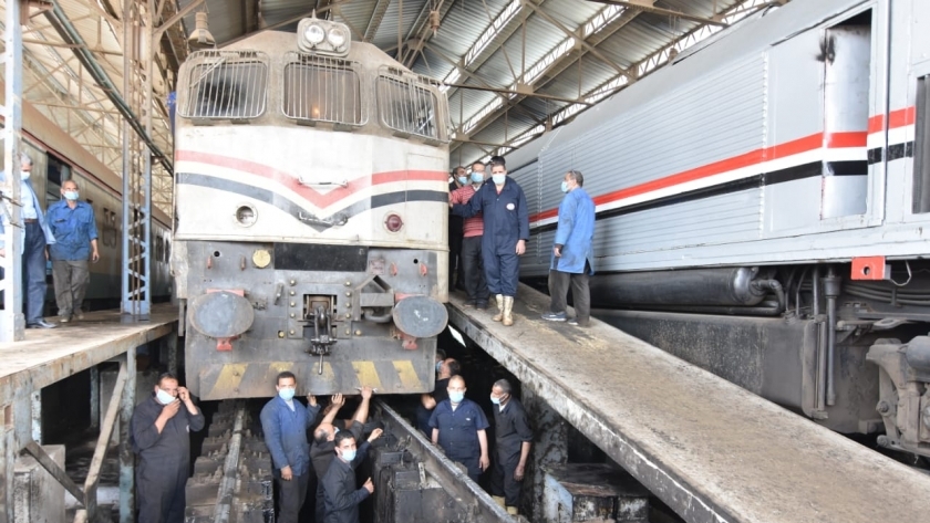 عمال السكة الحديد يواصلون صيانة القطارات قبل إنطلاق رحلاتها