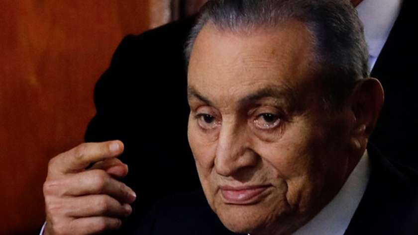 الرئيس السيسي  ينيب كبير الياوران في عزاء " مبارك"