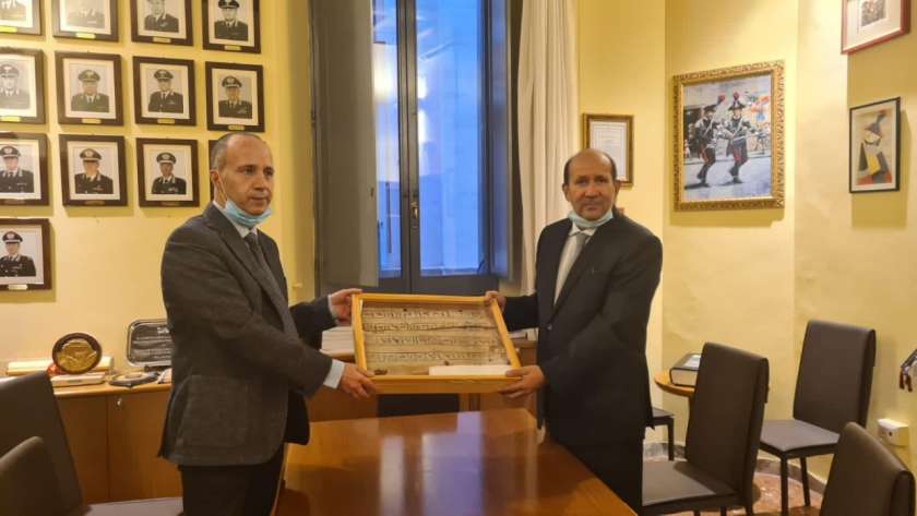 السفير المصري في إيطاليا يسترد قطعة أثرية مهربة