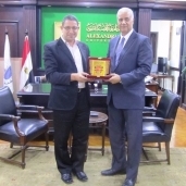رئيس جامعة الإسكندرية مع الاستاذ الجامعي