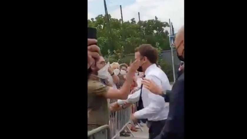 الرئيس الفرنسي إيمانويل ماكرون خلال تعرضه لمحاولة صفع من جانب أحد الشبان
