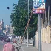 محافظة الإسكندرية تزيل الإعلانات المخالفة بطريق المحمودية وميدان عزبة سعد