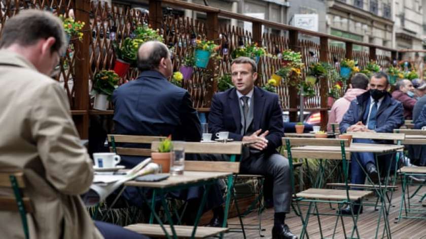 ماكرون ورئيس الوزراء الفرنسي كاستكس يتناولان القهوة في أحد شوارع باريس هذا الصباح