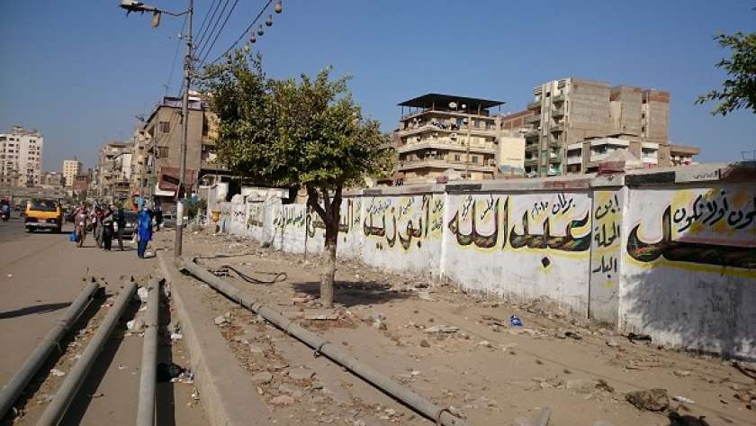 كتابة الدعاية الانتخابية على جدران الشوارع والمقابر بأحد دوائر محافظة الجيزة