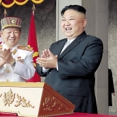 زعيم كوريا الشمالية فى عرض عسكرى «أ.ف.ب»