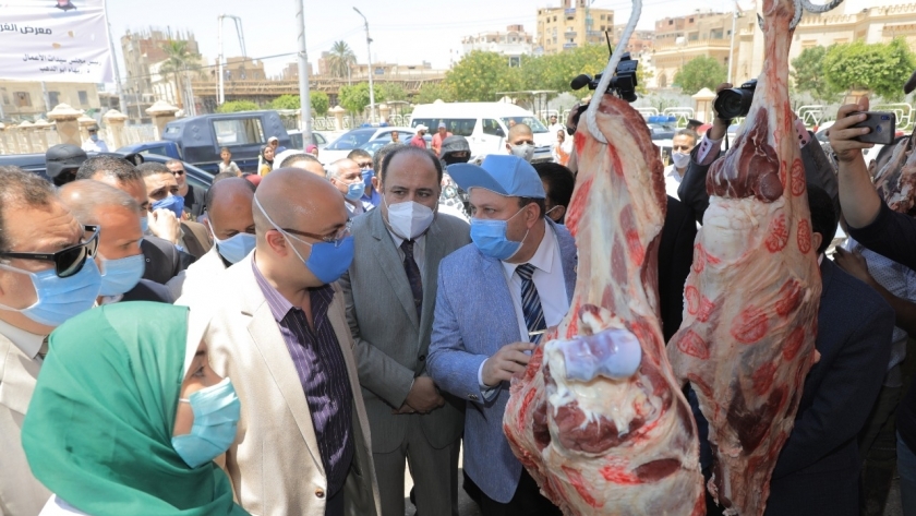 محافظ بني سويف يفتتح معرض "أضحى مبارك" للحوم والسلع بأسعار مخفضة