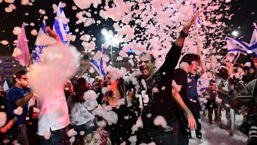 الإسرائيليون يحتفلون بالحكومة الجديدة في ميدان رابين في تل أبيب