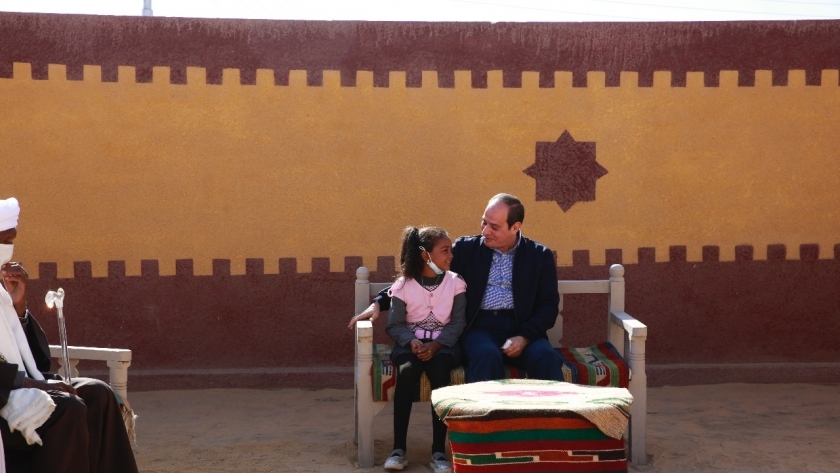 الرئيس السيسي خلال جلسته مع الطفلة شروق وأسرتها