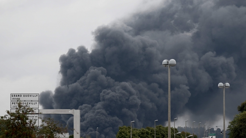 السلطات الفرنسية تحذر من "خطر تلوث" نهر السين بسبب حريق مصنع للمواد الكيميائية في شمال فرنسا