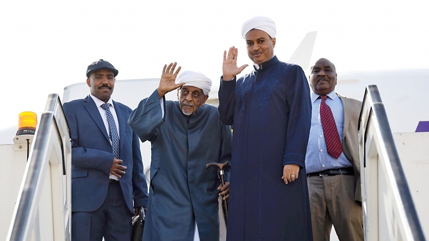 الزعيم محمد عثمان الميرغنى أثناء المغادرة إلى السودان