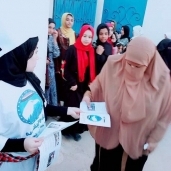 شباب وفتيات حزب مستقبل وطن خلال قيامهم بتوزيع البرشورات والهدايا والألعاب على المواطني بساحات صلاة العيد
