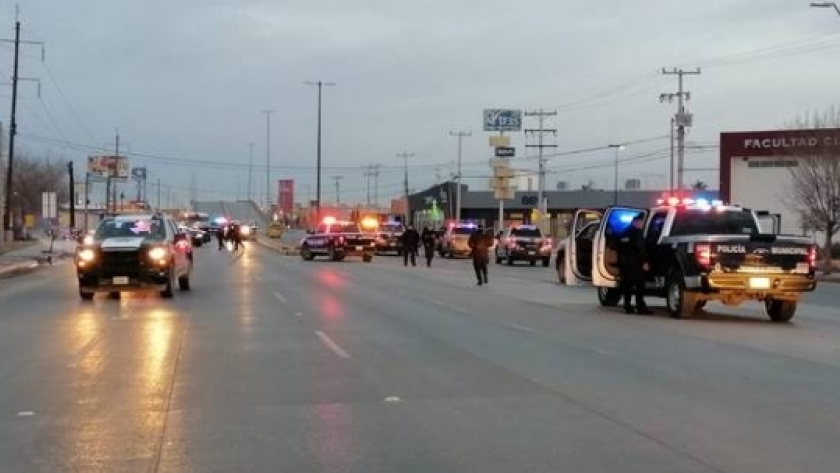 سيارات من الشرطة المكسيكية في  موقع الحادث