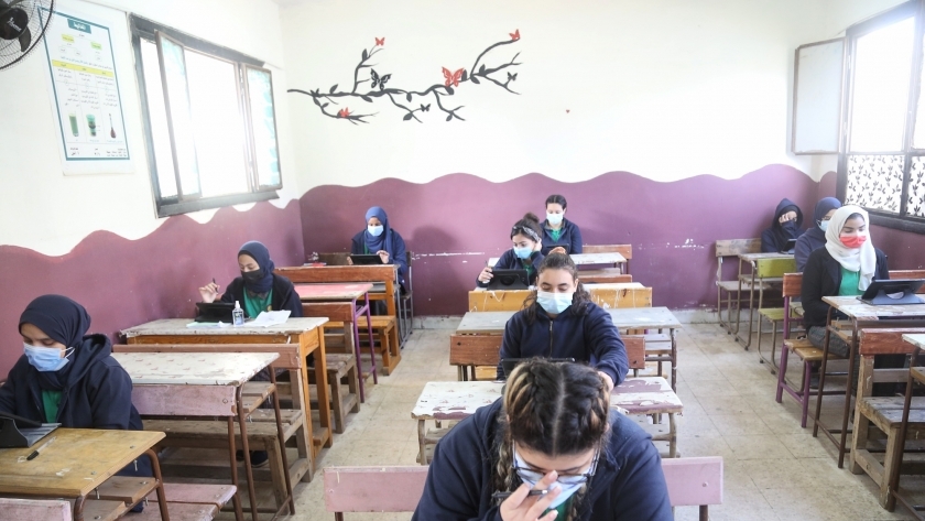 طلاب المرحلة الثانوية أثناء أداء أحد الامتحانات إلكترونيا