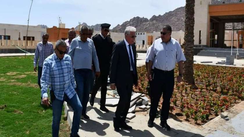 محافظ جنوب سيناء يتفقد القرية التراثية بمضمار الهجن بشرم الشيخ