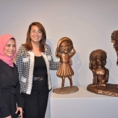 «مى» مع الدكتورة غادة والى فى المعرض