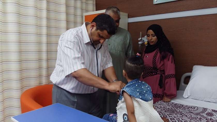 طبيب يكشف على طفلة قبل إجراء عملية زراعة قوقعة لها