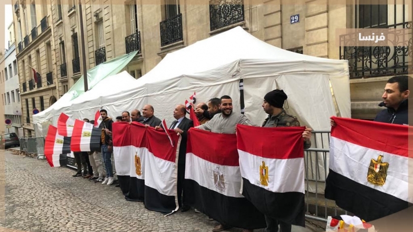 المصريون بالخارج يدلون بصوتهم في الانتخابات