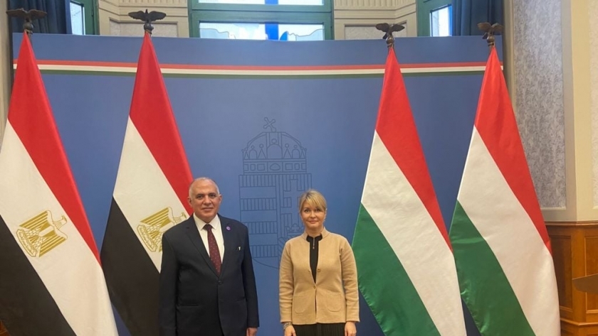 وزير الرى مع إحدى الدبلوماسيات المجريات