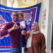مليكة مع والديها في الاستفتاء