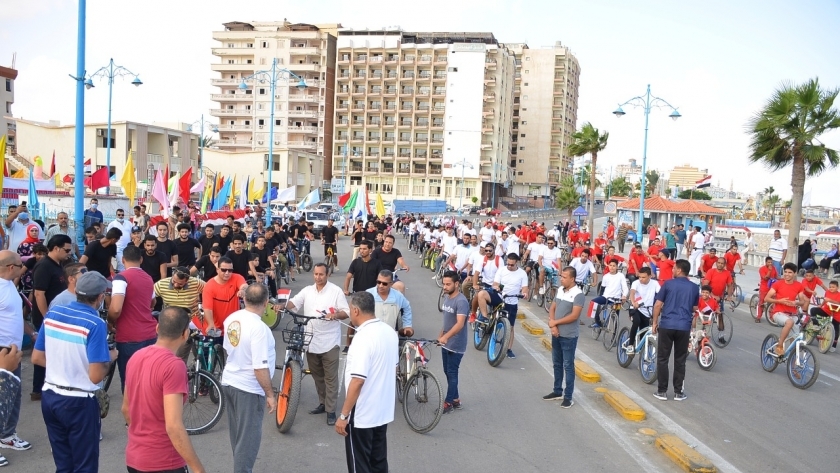 جانب من ماراثون الدراجات بمطروح بمشاركة المحافظ على كورنيش مرسى مطروح و220 متسابق