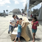أطفال يلتفون حول المقعد فى ساحة مكتبة الإسكندرية