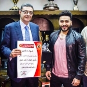 تامر حسني ومحمود طاهر رئيس النادي الأهلي