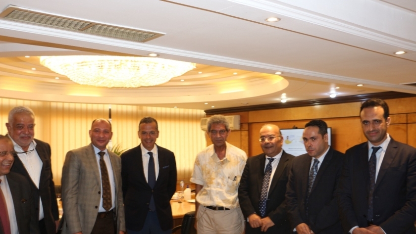 أحمد الوصيف رئيس الاتحاد المصرى للغرف السياحية مع مسئولى وزارة المالية