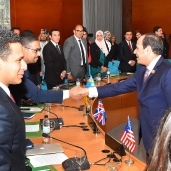 الرئيس السيسى يصافح المشاركين فى جلسة محاكاة مجلس الأمن