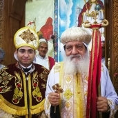 الأسقف والكاهن الجديد