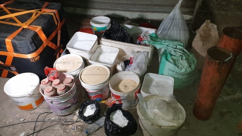 بعض المواد المتفجرة التي عثر عليها داخل شقة ارهابي الدرب الأحمر