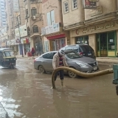 رئيس المحلة يباشر أعمال صيانة بلاعات الصرف الصحي وكسح مياه الأمطار