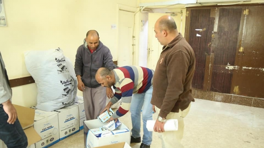 محافظ كفر الشيخ يتابع  توزيع " الكمامات والقفازات " علي عمال النظافة 