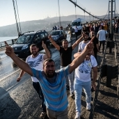 بالصور| عشرات الأتراك يحتفلون بعد السيطرة على موقع عسكري بـ"البوسفور"