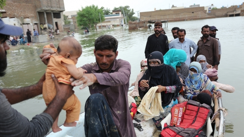 باكستانيون يحاولون الفرار من أماكن السيول