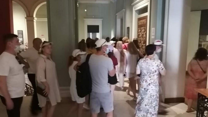زيارة السياح إلى متحف الإسكندرية القومي